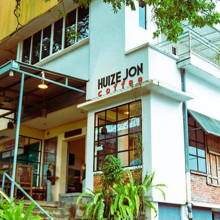 Huize Jon Hostel Malang Exterior foto