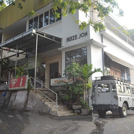 Huize Jon Hostel Malang Exterior foto