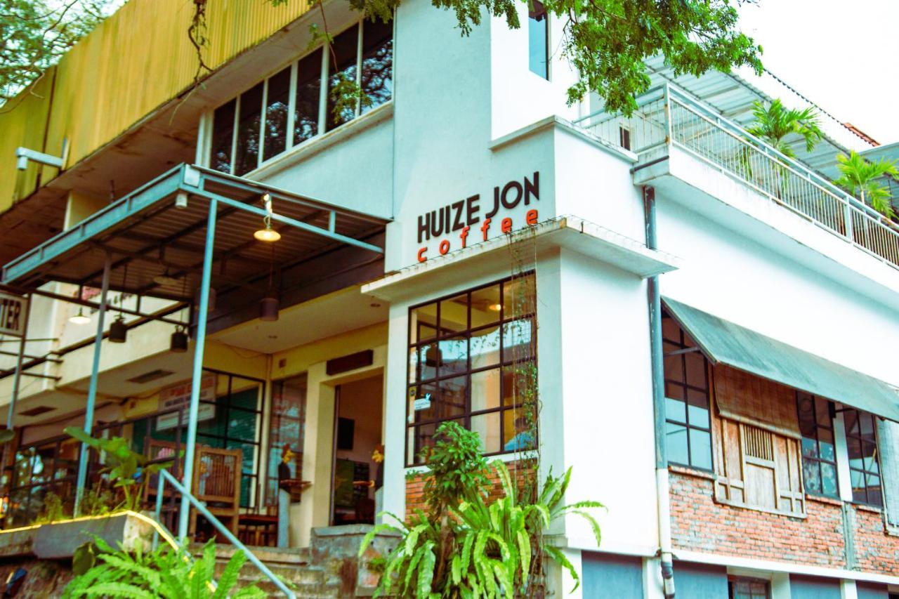 Huize Jon Hostel Malang Exterior foto