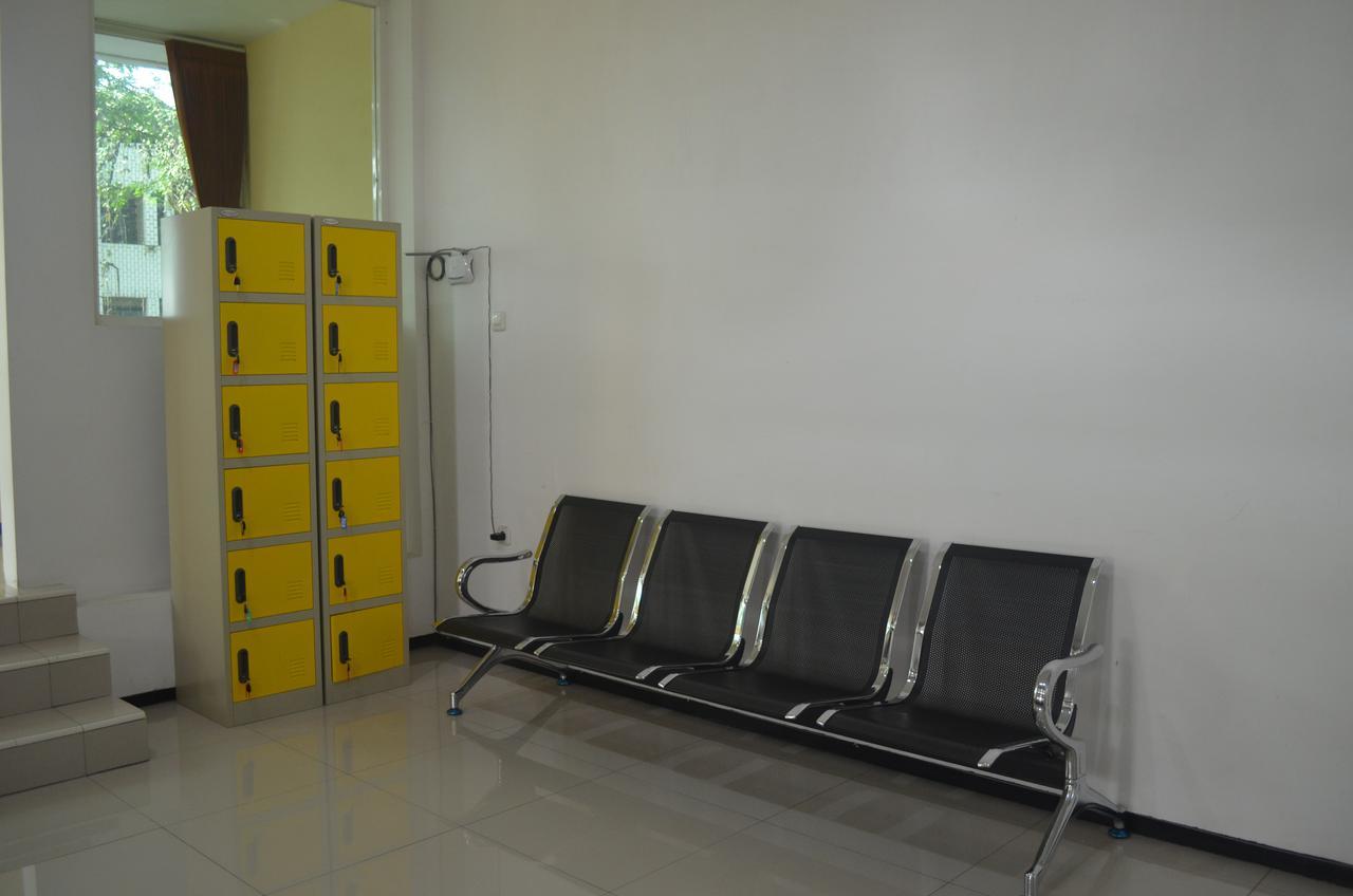 Huize Jon Hostel Malang Exterior foto